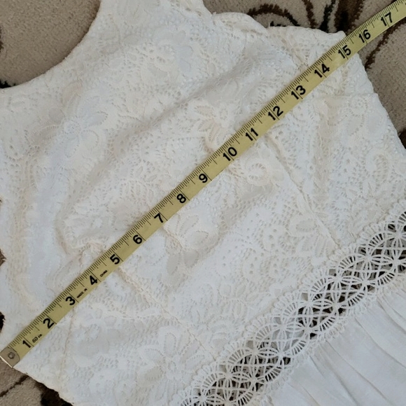 BCX DRESS Junior White Lace Keyhole Sleeveless Halter Knee Length Hi-Lo Dress, 9 - Picture 11 of 16